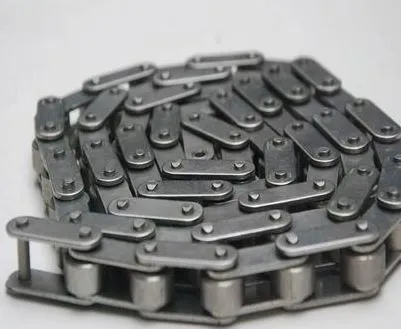 Sériový válečkový řetěz s přímým bočním vedením